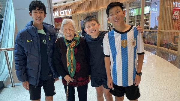 比澳航還老！103歲婆婆成澳航最年長乘客 悉尼返港獲全機歡迎 