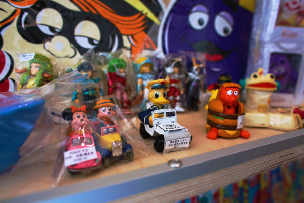 去咖啡店「閃電玩具攤」尋找童年回憶   展逾300件懷舊玩具/ 文具