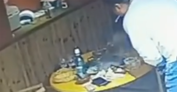 兩男故意將打火機扔進火鍋　下秒「熱湯爆炸」險釀意外