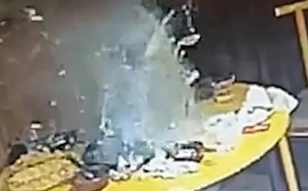 兩男故意將打火機扔進火鍋 下秒「熱湯爆炸」險釀意外