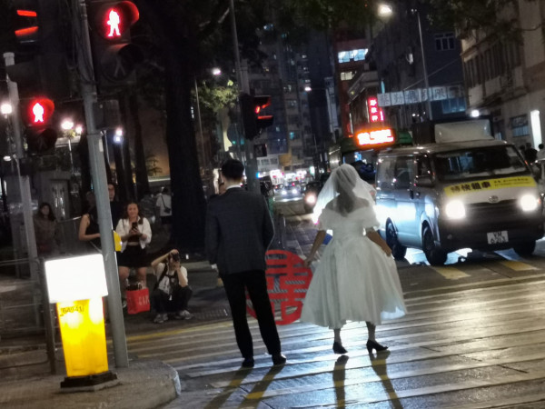 無視紅燈大角咀十字路口拍婚紗照 網民嘲：隨時變車頭相