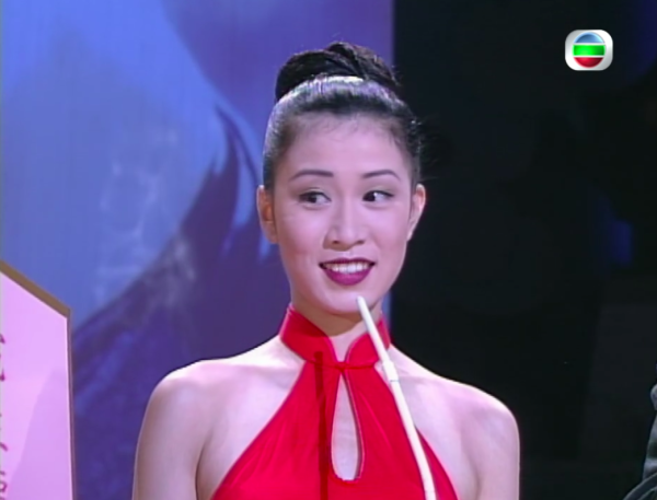 佘詩曼緊身裙生圖真人原來瘦到咁？ 50歲真實身形曝光「腰精」震驚網民