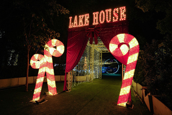 大埔白鷺湖畔Lake House10米高巨型聖誕樹登場！浪漫燈海玻璃屋+聖誕老人打卡位