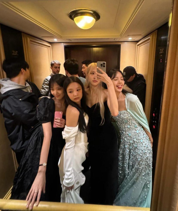 Lisa@BLACKPINK首次亮相Met Gala戰袍慘被批評！緊身衣一個細節遭狠批「對歷史人物不敬」！