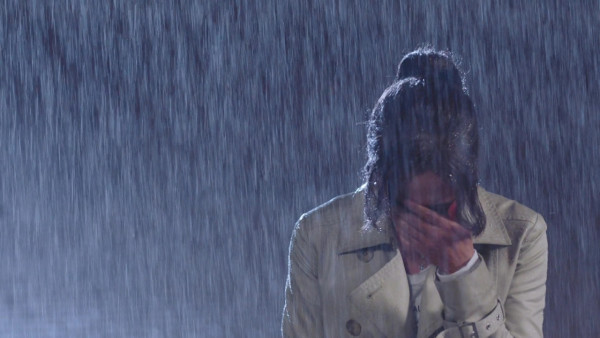 新聞女王｜李施嬅為雨中喊戲淋足五個鐘大雨 全程慘樣45秒感人場面效果淒美