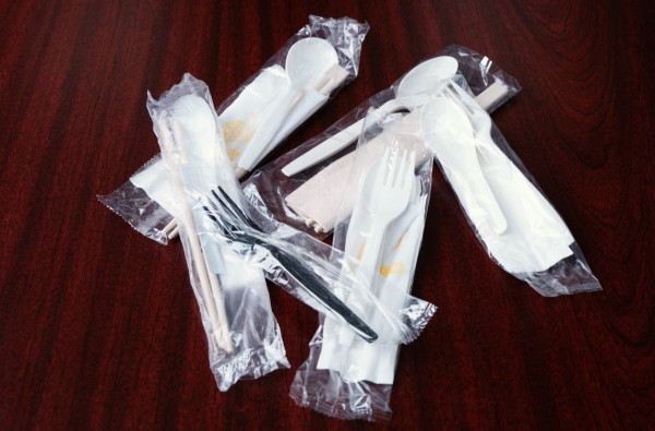 明年實施即棄塑膠餐具管制  除餐具仲有乜嘢膠製品受規管？調查顯示約4成人唔願外賣自備餐具