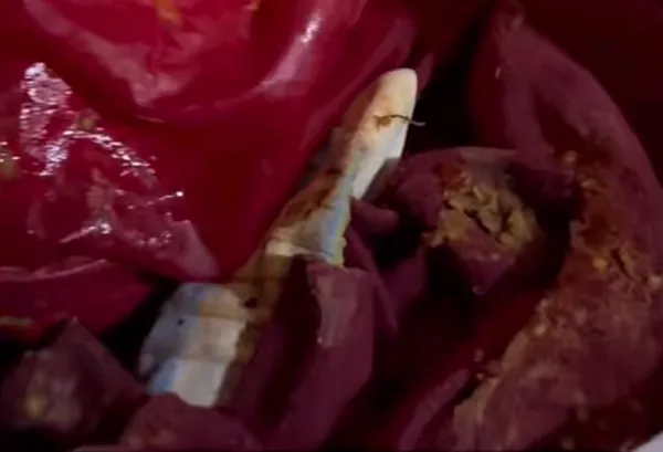 女子下班後晚歸1小時 衣服竟被潑滿豆瓣醬