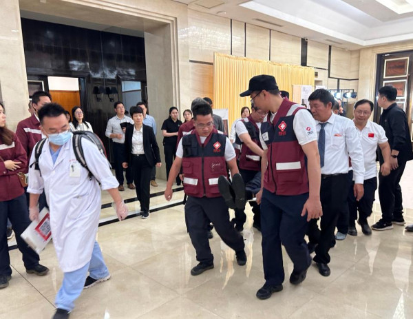 東莞新郎擺酒突發心跳停頓暈倒  巧遇7支急救隊在旁開會救回一命！ 