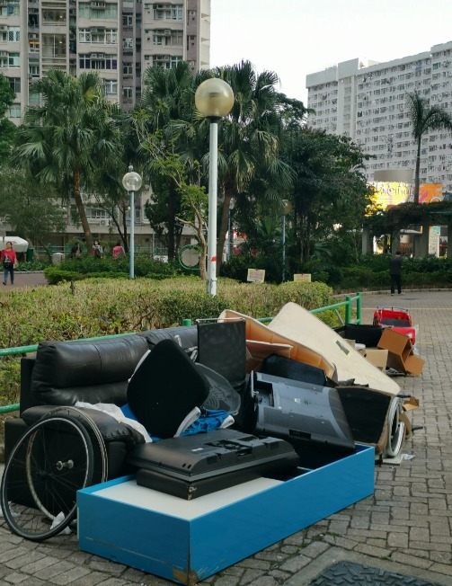 垃圾徵費逼近！屋苑行人路湧現大型棄置傢俬 網民：唔係要扔垃圾房咩