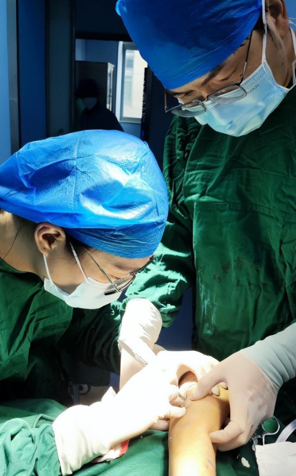 32歲男一個飲食習慣 手指關節生滿痛風石