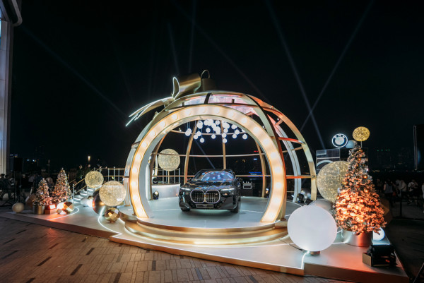 尖沙咀打卡必影 BMW大型聖誕裝飾球裝置｜燈光表演｜音樂Show｜全新體驗中心限定禮遇