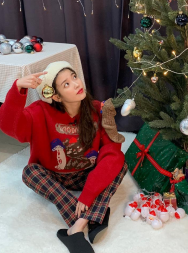 IU新劇濟州島油菜花田取景 劇照美如畫 以四季象徵人生階段蛻變 