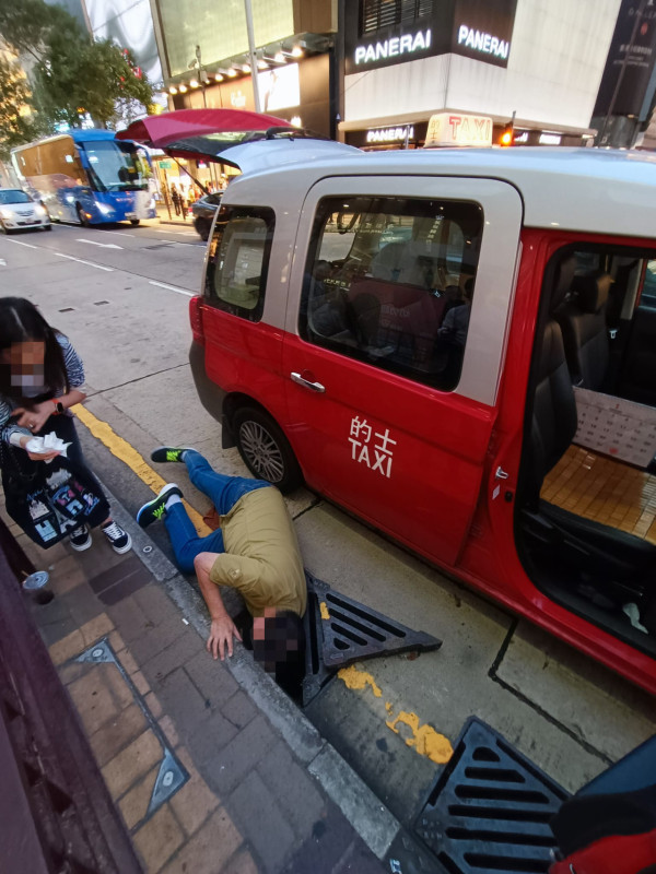 手機跌落坑渠！的士司機臉貼渠口「瞓身」撿回拒收小費獲激讚