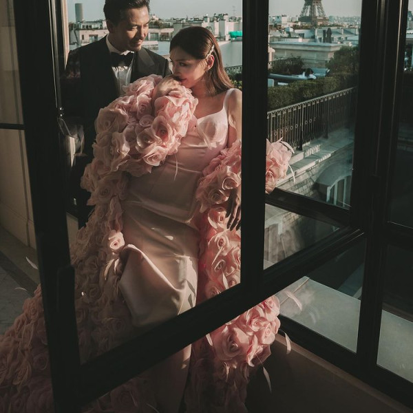 馬國明湯洛雯結婚｜法國婚紗相正式公開！巴黎鐵塔做背景 湯洛雯冧爆凝視老公 