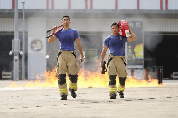 消防處推出港版爆肌月曆！仿效澳洲大隻消防員 火場著制服騷肌超英勇