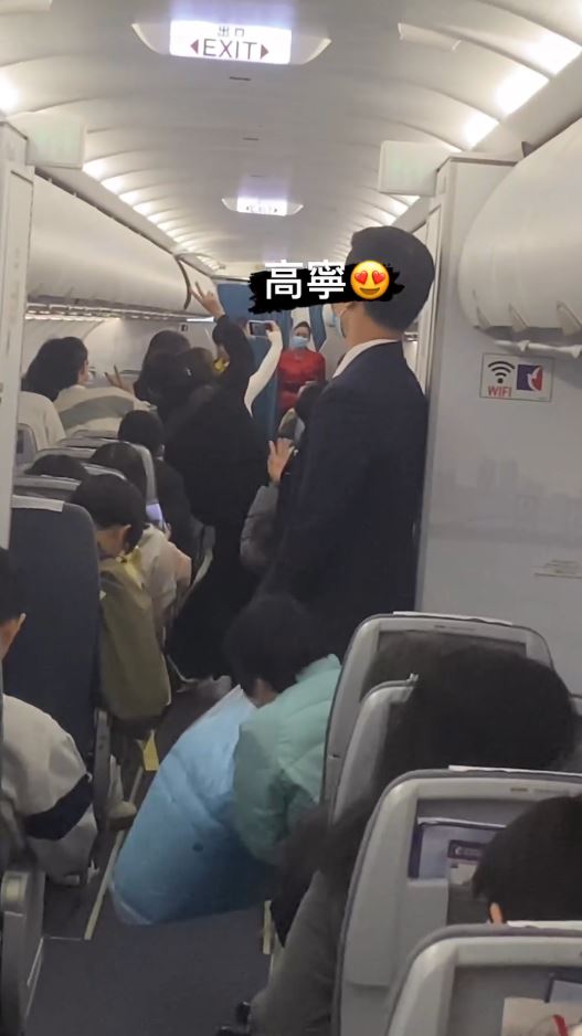 36歲高海寧北京回港機上被學生包圍  超親民打卡拍照靚樣毫無違和感 