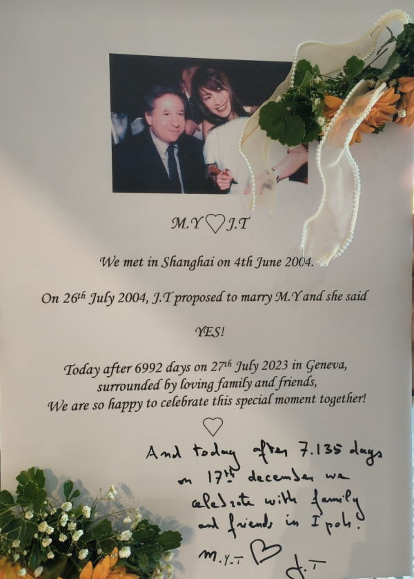 楊紫瓊與丈夫馬來西亞平民餐廳補辦喜酒 帶奧斯卡小金人現身 鬼馬婚照成焦點 