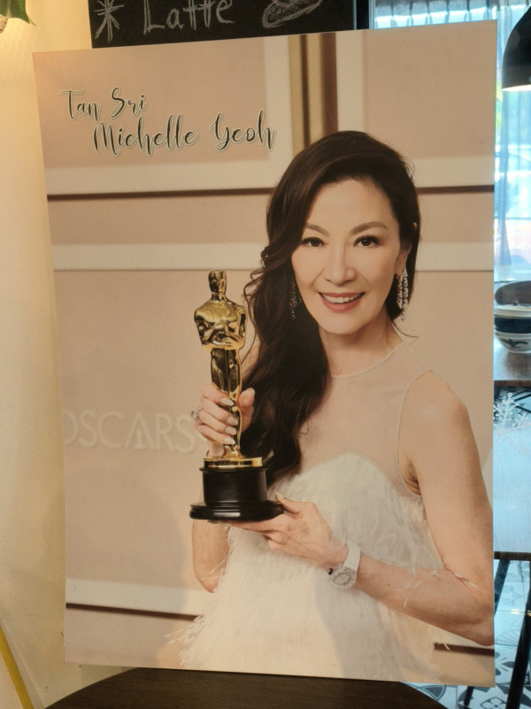 楊紫瓊與丈夫馬來西亞平民餐廳補辦喜酒 帶奧斯卡小金人現身 鬼馬婚照成焦點 楊紫瓊與丈夫馬來西亞平民餐廳補辦喜酒 帶奧斯卡小金人現身 鬼馬婚照成焦點