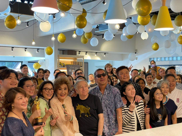 楊紫瓊與丈夫馬來西亞平民餐廳補辦喜酒 帶奧斯卡小金人現身 鬼馬婚照成焦點 楊紫瓊與丈夫馬來西亞平民餐廳補辦喜酒 帶奧斯卡小金人現身 鬼馬婚照成焦點