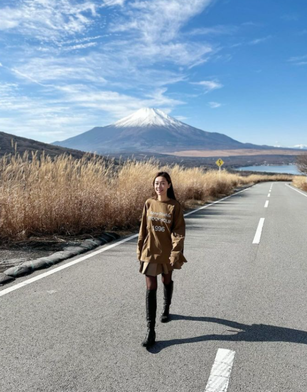 黃心穎喪父二家姐極速遊日本  曬短裙黑絲性感美照！旅行抒發真正感受 