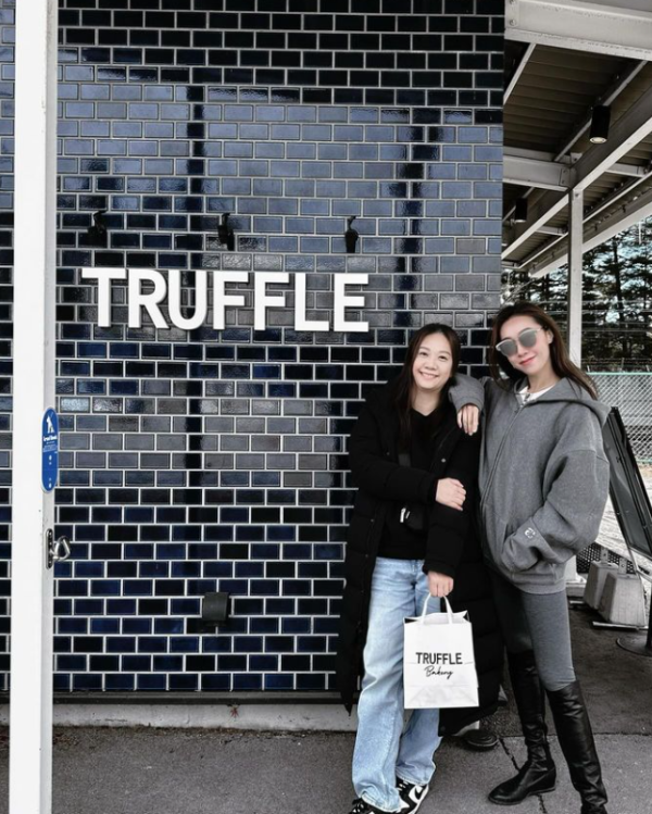 黃心穎喪父二家姐極速遊日本  曬短裙黑絲性感美照！旅行抒發真正感受 