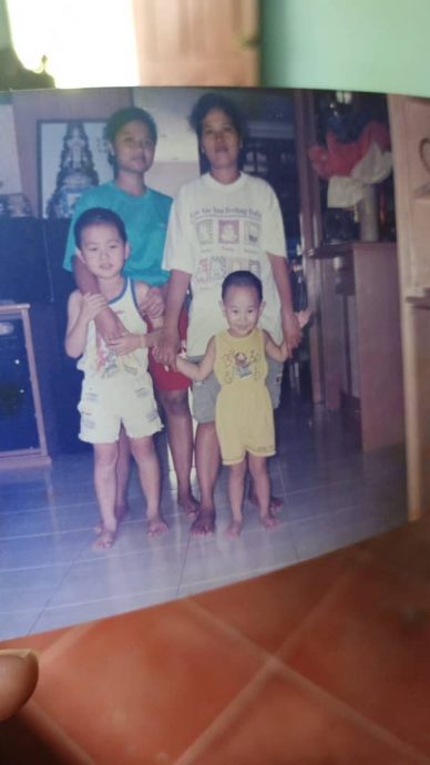 印傭工作20載退休回鄉不幸離世 雇主全家特地飛往印尼拜祭