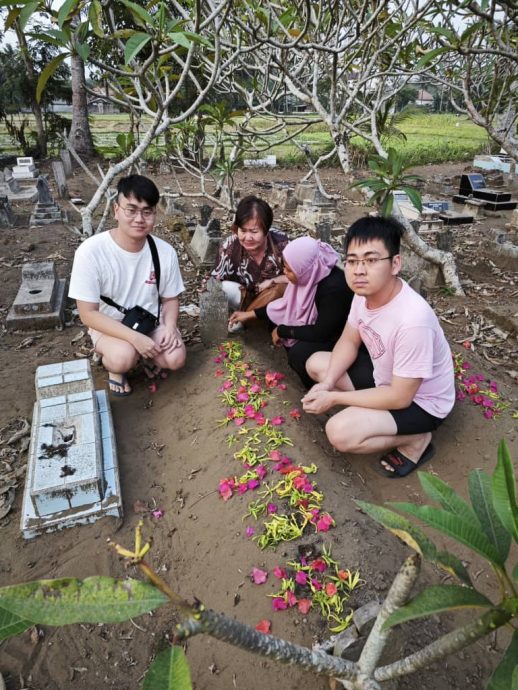 印傭工作20載退休回鄉不幸離世 雇主全家特地飛往印尼拜祭