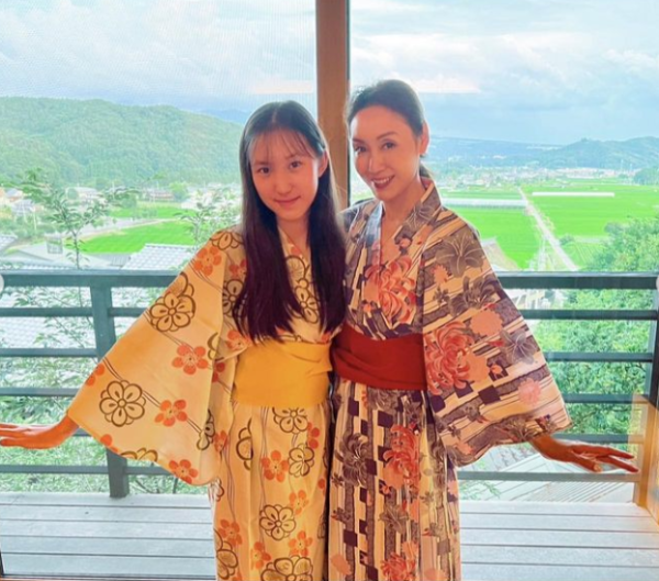 郭可盈一家三口周遊列國曬靚相 囡囡盡得父母真傳！網民：側臉一模一樣 