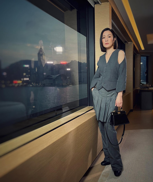 佘詩曼罕曬泳衣照大騷長腿 與「七魔女」閨密出遊獨欠一人 