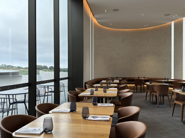 【墨爾本近郊】Mornington半島小旅行！七彩沙灘小屋、酒莊睇KAWS、禪風清水模溫泉 