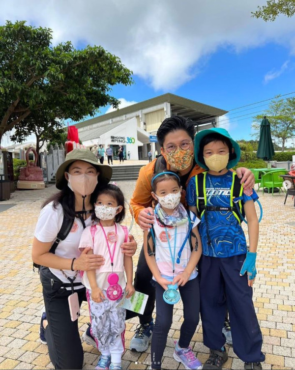 霍啟剛一拖三低調搭經濟艙飛瑞士 子女一舉動獲網民大讚家教好：細節見人品 