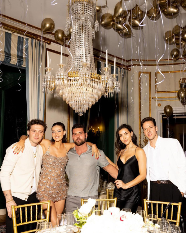 碧咸一家聚首賀新年  12歲細女「哈七」搣甩Baby Fat晒長腿少女味濃 