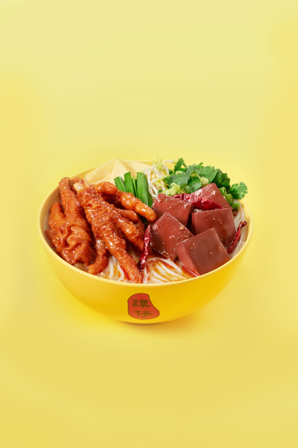 譚仔期間限定！香辣豬紅鳳爪麻辣湯米線／全新小食香烤豬大腸登場