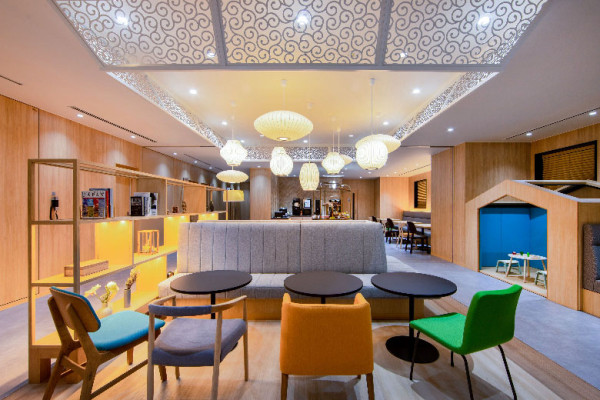 酒店的二樓自助餐廳提供點心、飲料及日本酒。（圖片來源：karaksa hotel colors Tokyo Yaesu）
