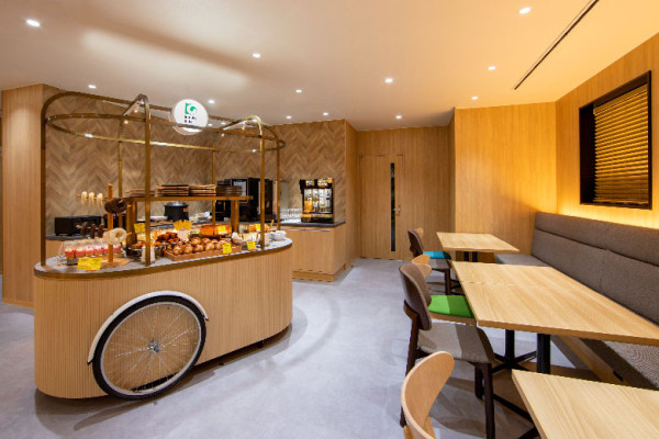 酒店的二樓自助餐廳提供點心、飲料及日本酒。(圖片來源:karaksa hotel colors Tokyo Yaesu) 酒店的二樓自助餐廳提供點心、飲料及日本酒。(圖片來源:karaksa hotel colors Tokyo Yaesu)