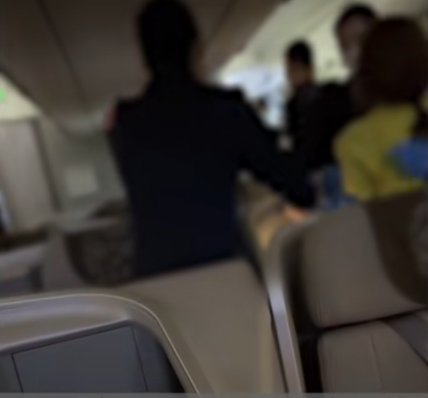 Gucci男買2人頭等艙卻求3人坐 命令空姐身兼母職！擾攘2小時悲劇收場 