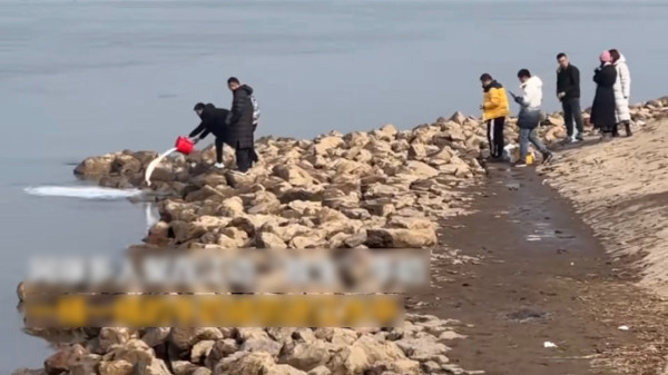 集體江邊「放生牛奶」祈福 破壞環境行為惹網民眾怒