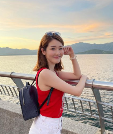 前TVB花旦鄧佩儀離巢返加拿大發展 近況曝光！激罕性感低胸造型慶32歲生日 