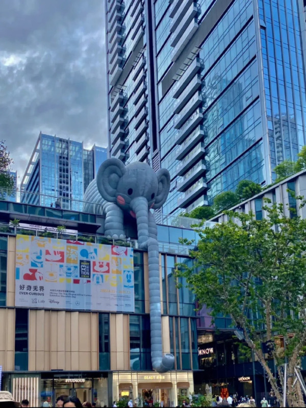 商場正門處有一個標誌性的大象藝術裝置「Bubblecoat Elephant」，是打卡的熱門地點。（小紅書＠出發！大橘子）