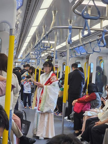 香港湧現古裝打扮女子？「格格」身穿漢服搭港鐵2男伴反應成焦點