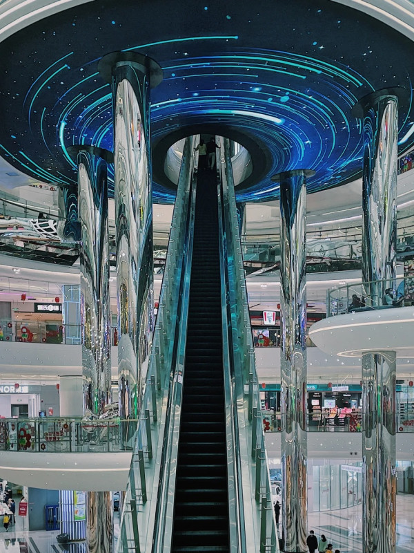龍崗萬達廣場內有深圳最長電梯，配合商場設計有如走進UFO裡。（小紅書＠Gilbert）