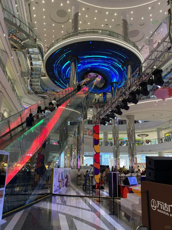 龍崗萬達廣場內有深圳最長電梯，配合商場設計有如走進UFO裡。（小紅書＠悲傷玉米排骨湯）