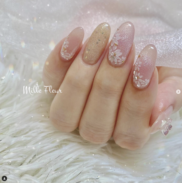 新娘美甲款式|5.花卉手繪美甲