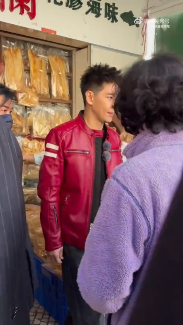 澳門街頭野生捕獲林志穎買蛋撻街坊狂集郵 網民:車禍後面形真的有改變