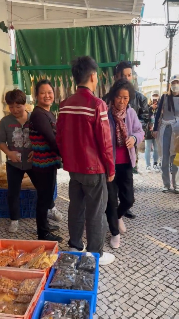 澳門街頭野生捕獲林志穎買蛋撻街坊狂集郵 網民:車禍後面形真的有改變