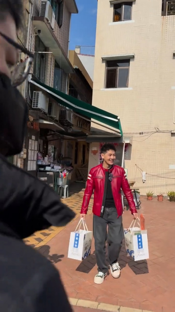 澳門街頭野生捕獲林志穎買蛋撻街坊狂集郵 網民:車禍後面形真的有改變