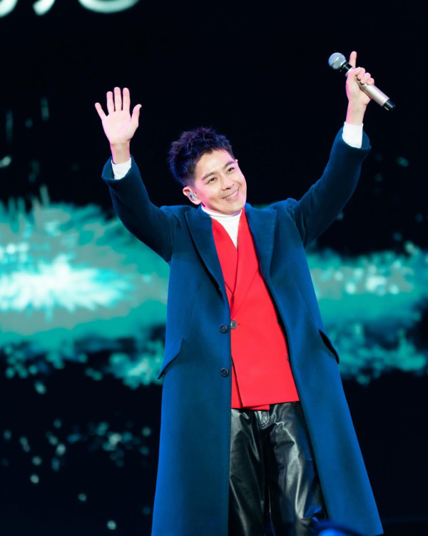 澳門街頭野生捕獲林志穎買蛋撻街坊狂集郵 網民:車禍後面形真的有改變