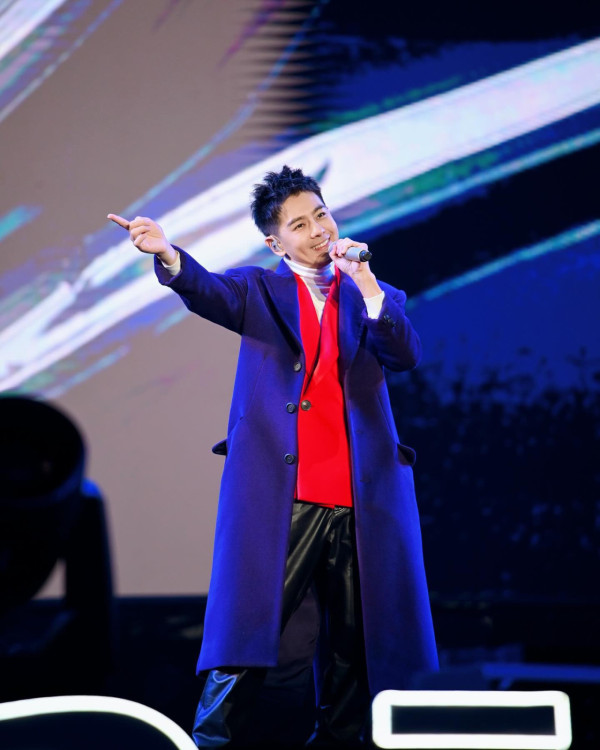 澳門街頭野生捕獲林志穎買蛋撻街坊狂集郵 網民:車禍後面形真的有改變