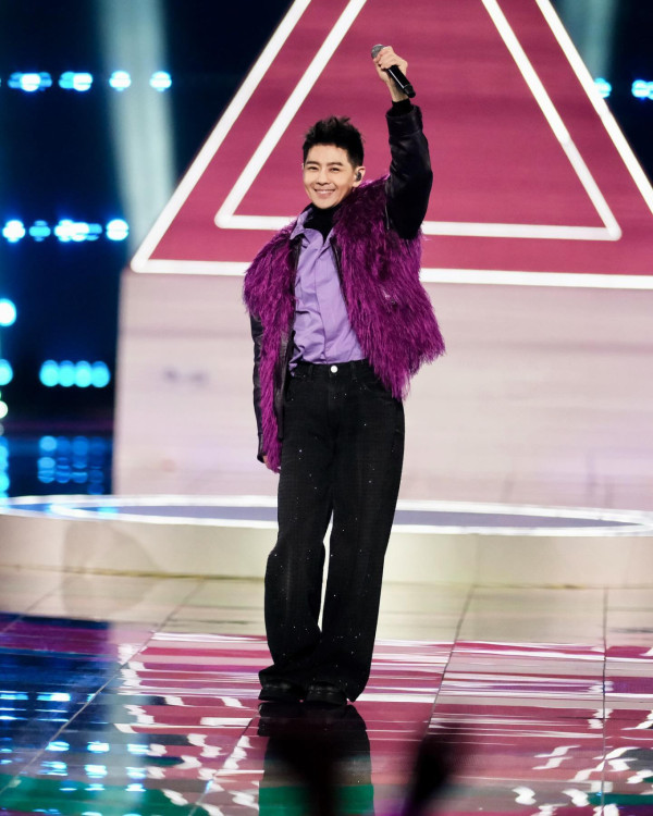 澳門街頭野生捕獲林志穎買蛋撻街坊狂集郵 網民:車禍後面形真的有改變