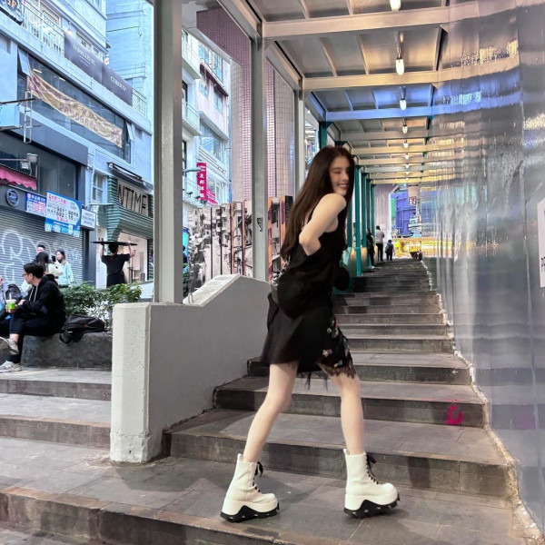 韓韶禧遊香港街頭開直播！上環街拍照曝光 預告1月再來港